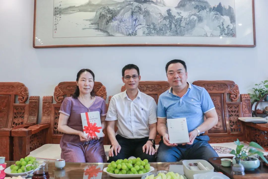 7月27日集團(tuán)公司黨委書記、董事長蔡勇（中）到閉忠敏家中開展廉政家訪并贈(zèng)送家風(fēng)家訓(xùn)書籍